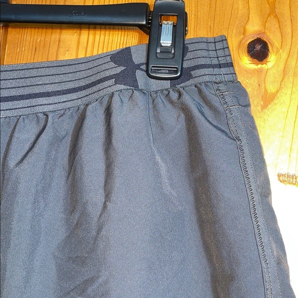 Under armor women’s gray shorts light weight athleisure workout activewear SM/XS - Picture 4 of 6